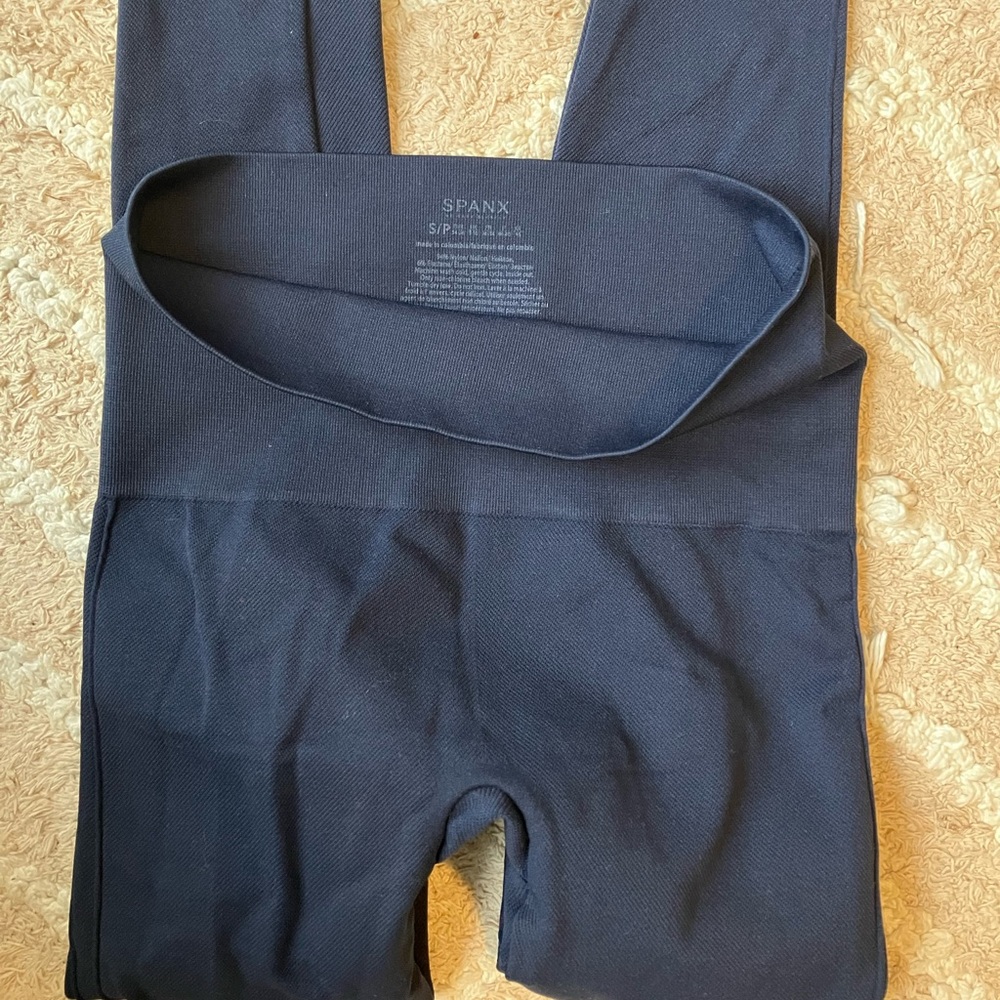 Navy seamless spanx capri style size small